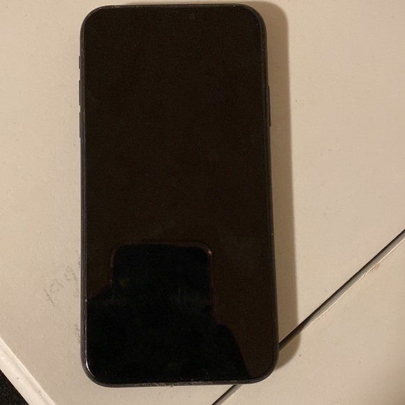 Only the Face ID does not work but everything else is good on the phone. - Picture 3 of 4